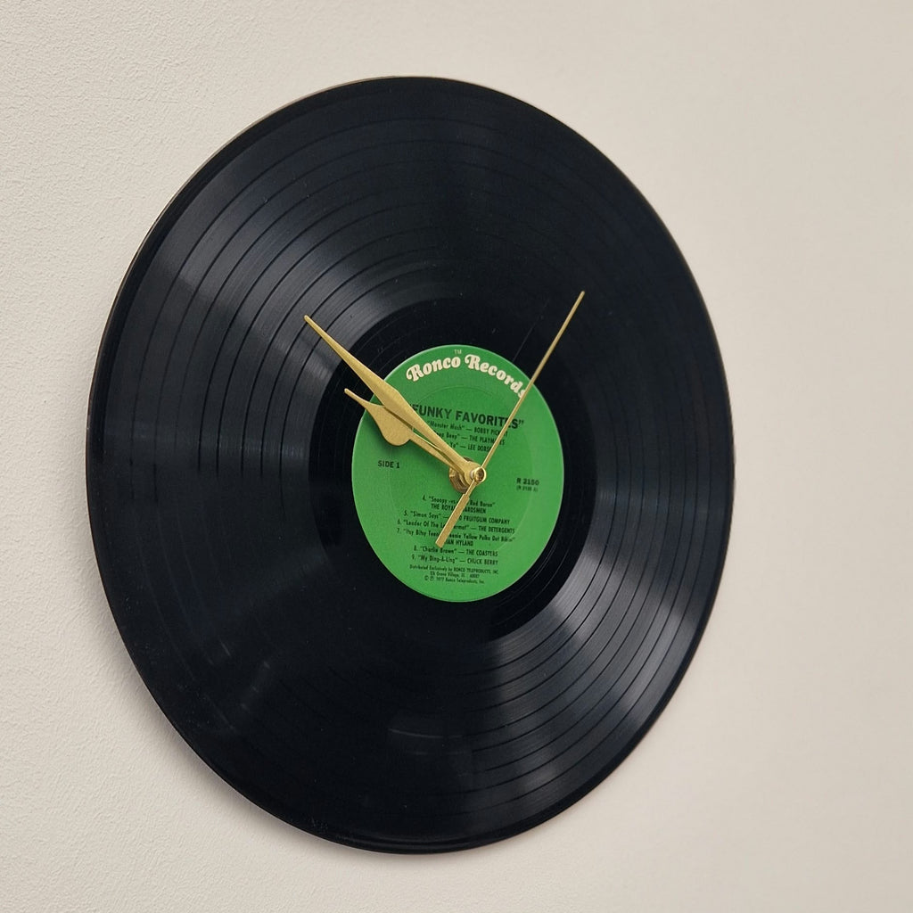 Handgemaakte vinyl wandklok | Origineel label | Gouden wijzers