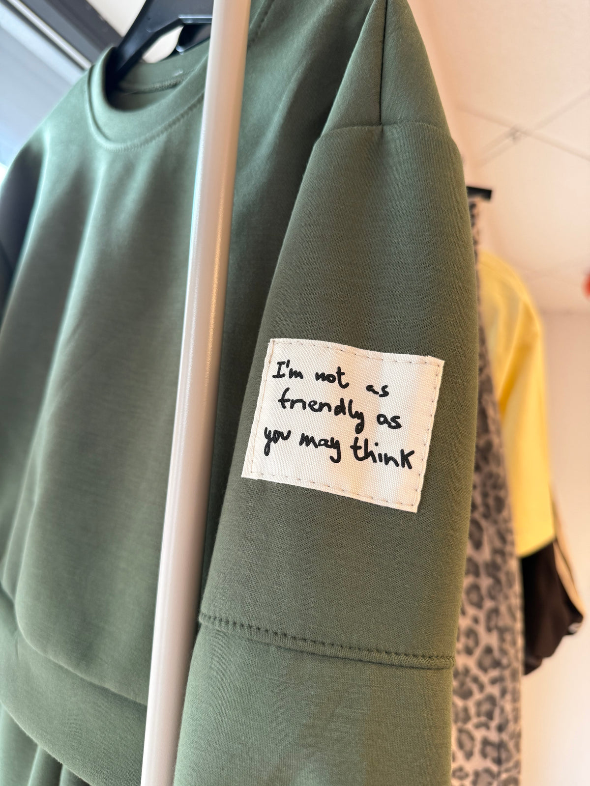 Girls Comfy Sweater met Tekstpatch – Zwart & Kaki