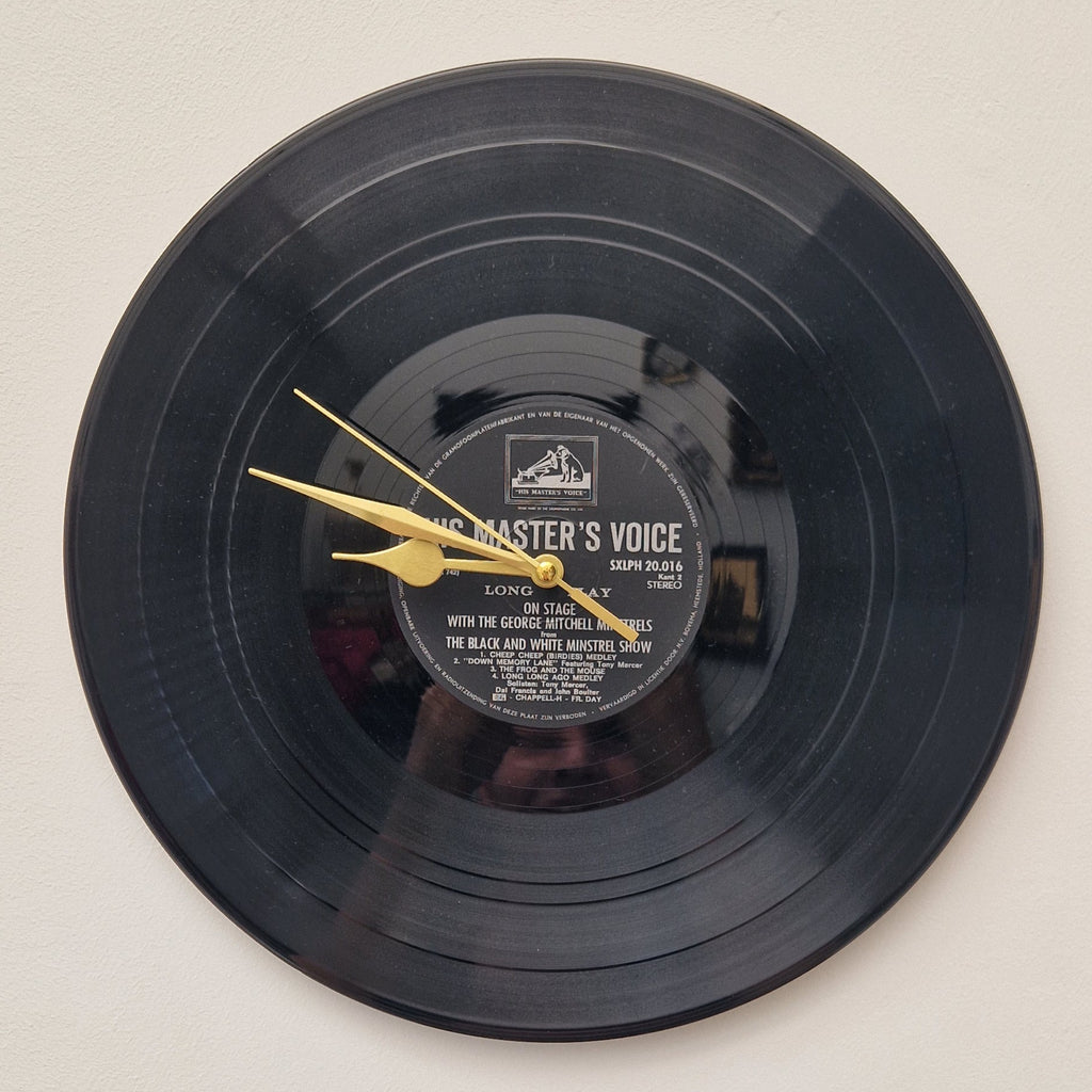 Handgemaakte vinyl wandklok | Origineel label | Gouden wijzers