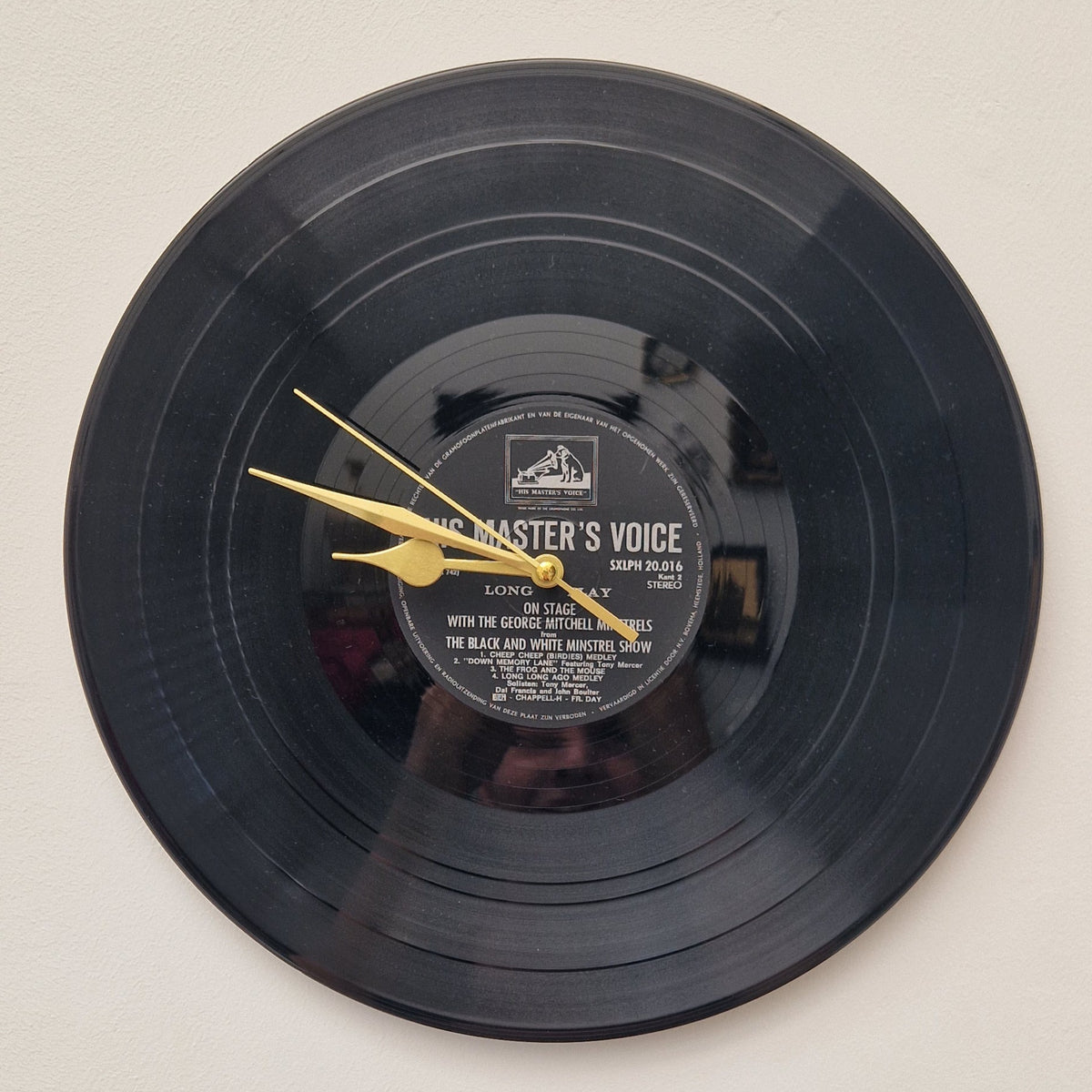Handgemaakte vinyl wandklok | Origineel label | Gouden wijzers