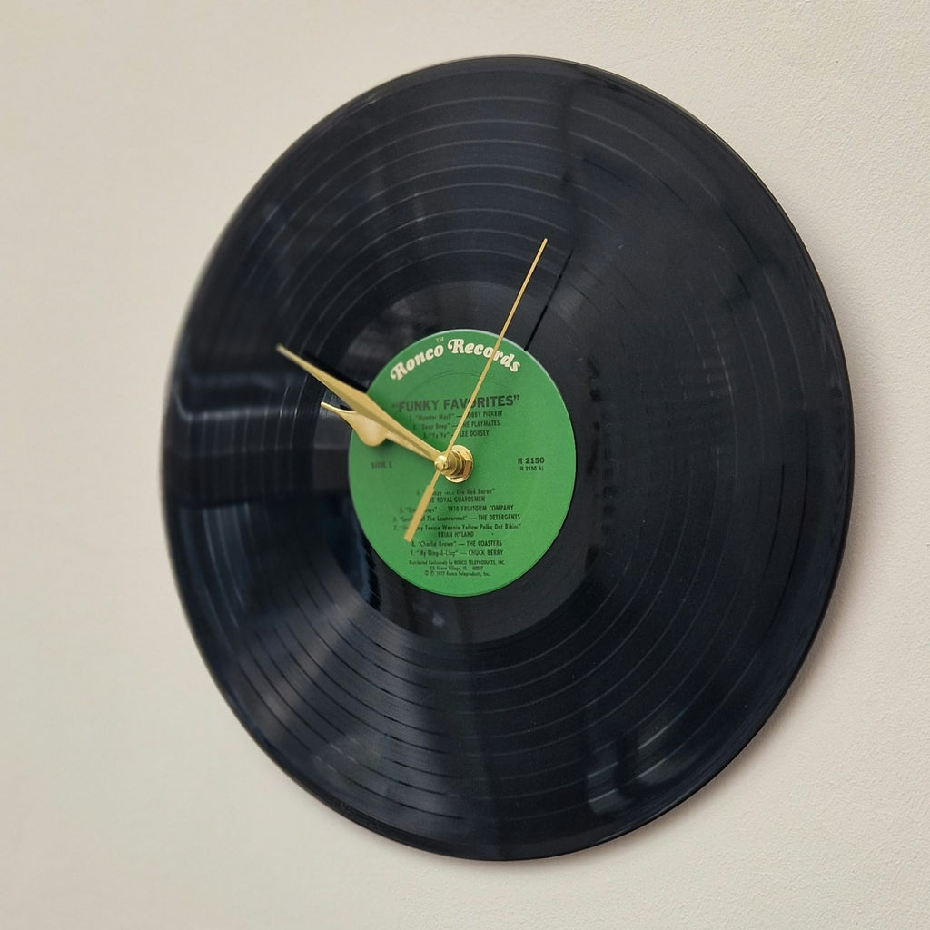 Handgemaakte vinyl wandklok | Origineel label | Gouden wijzers