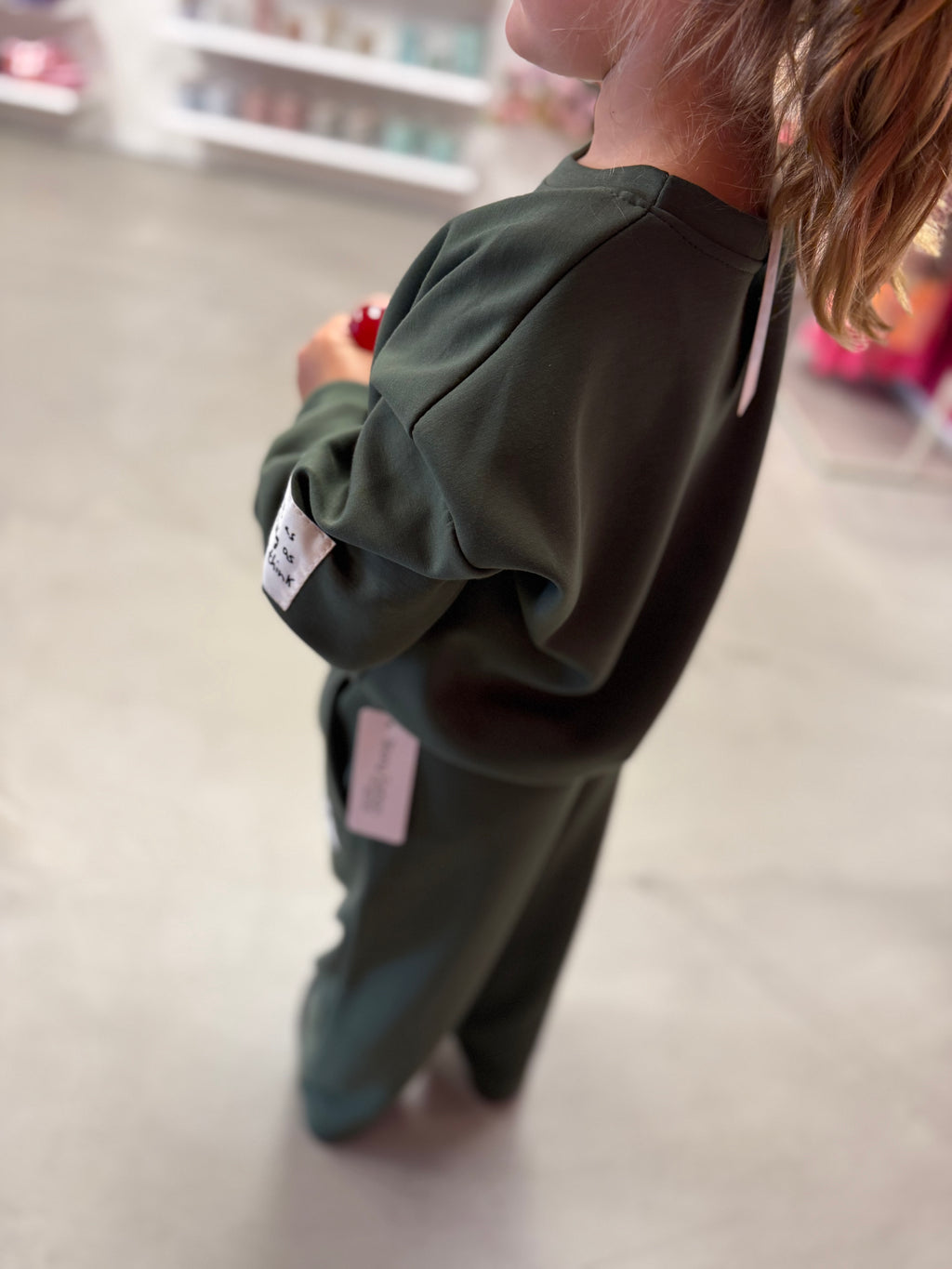 Girls Comfy Sweater met Tekstpatch – Zwart & Kaki