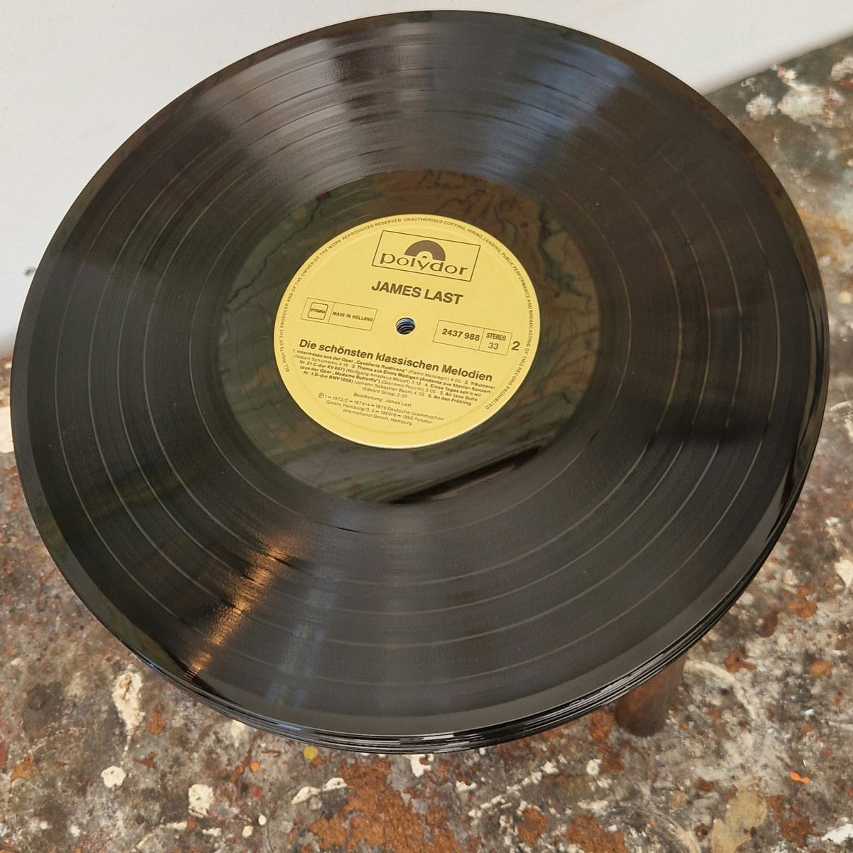 6973ca546c51700180f9ca2f_bijzettafeltje-lp-donker-houten-potren-gouden-label-boven_1791143837318.jpeg