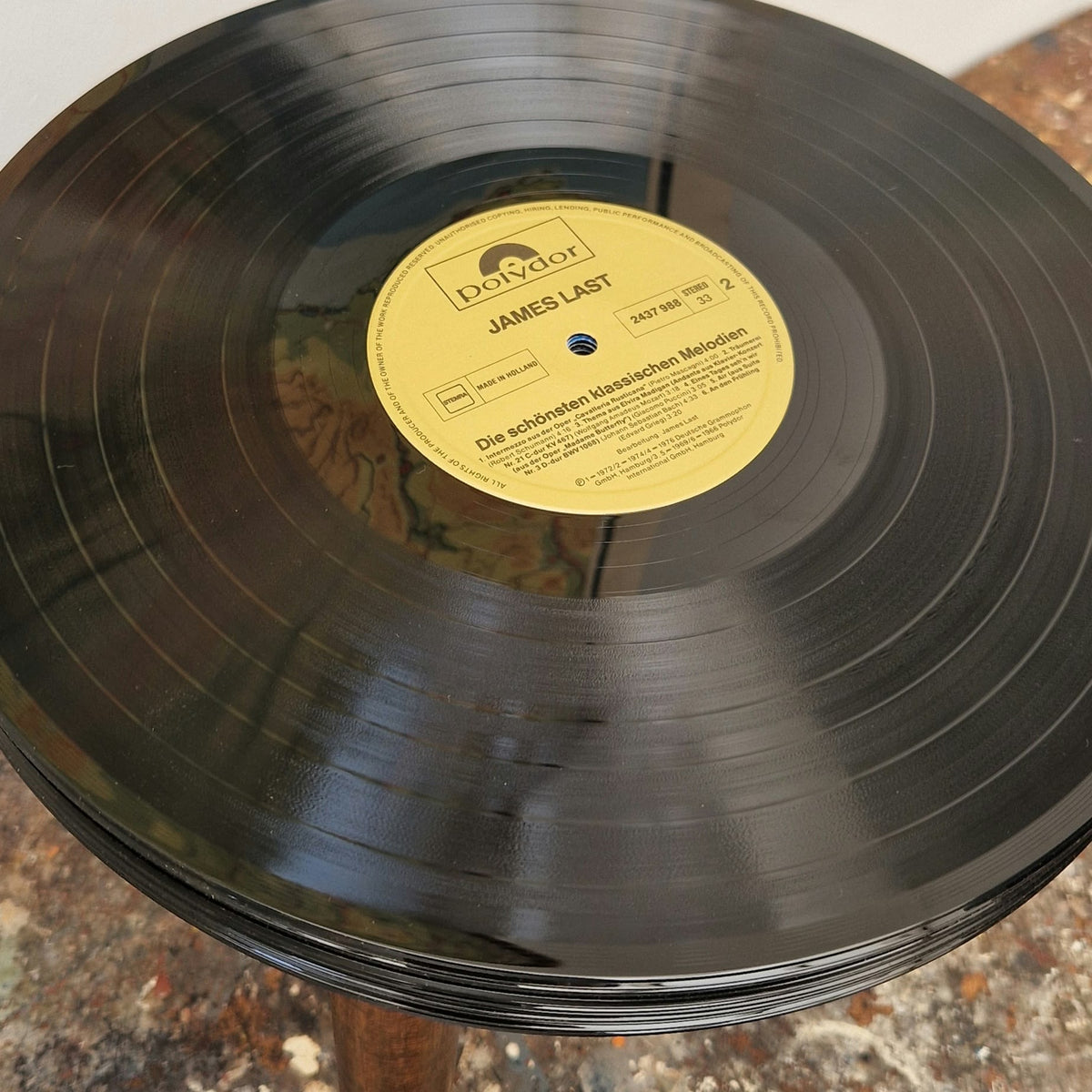 6973ca546c51700180f9ca2f_bijzettafeltje-lp-donker-houten-potren-gouden-label-close-up-plaat_1791143837319.jpeg