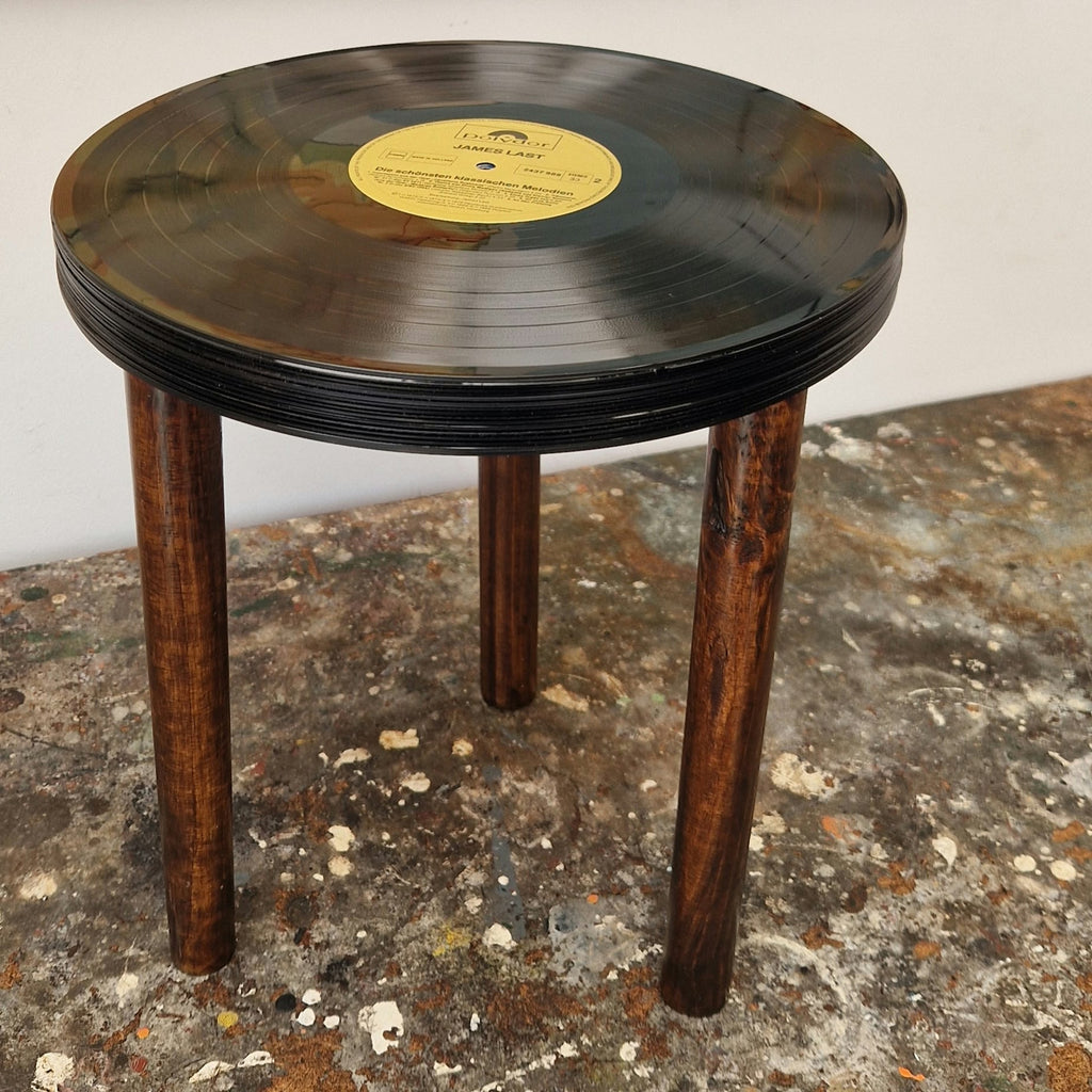 6973ca546c51700180f9ca2f_bijzettafeltje-lp-donker-houten-potren-gouden-label-look_1791143837319.jpeg