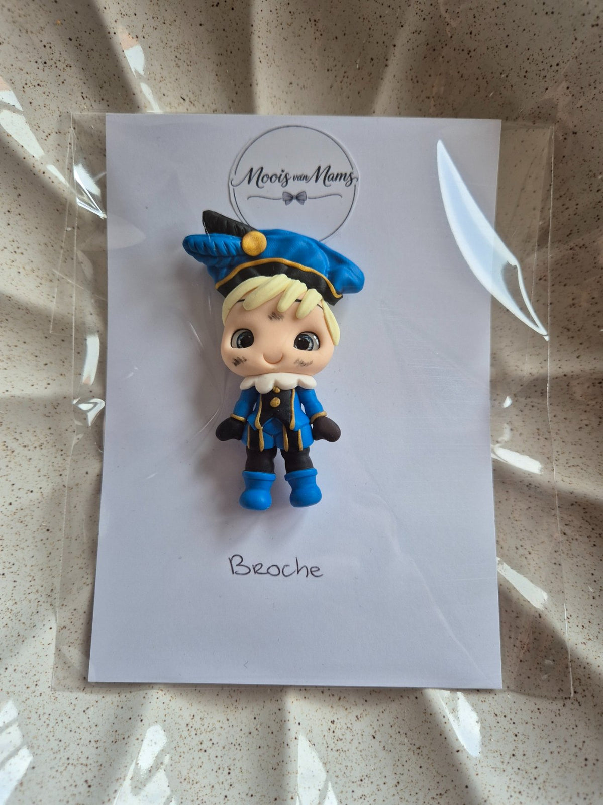 6973ca546c51700180f9ca2f_broche-piet-blauw_1793189781084.jpg