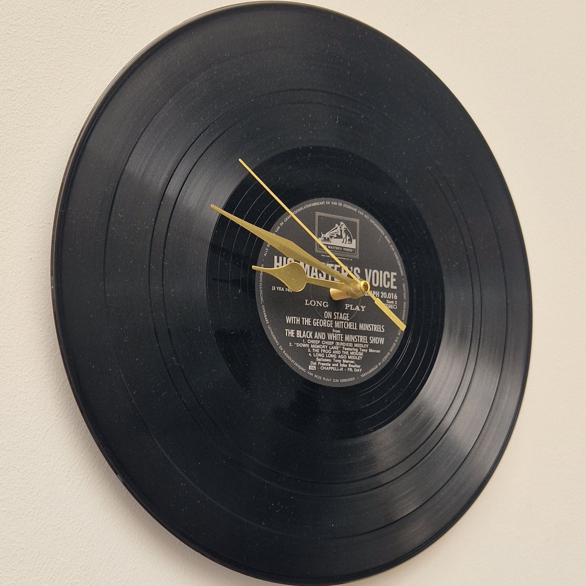 Handgemaakte vinyl wandklok | Origineel label | Gouden wijzers