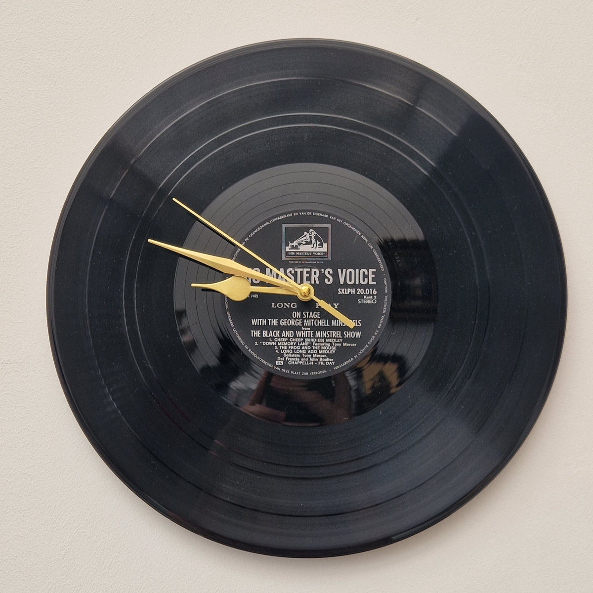 Handgemaakte vinyl wandklok | Origineel label | Gouden wijzers