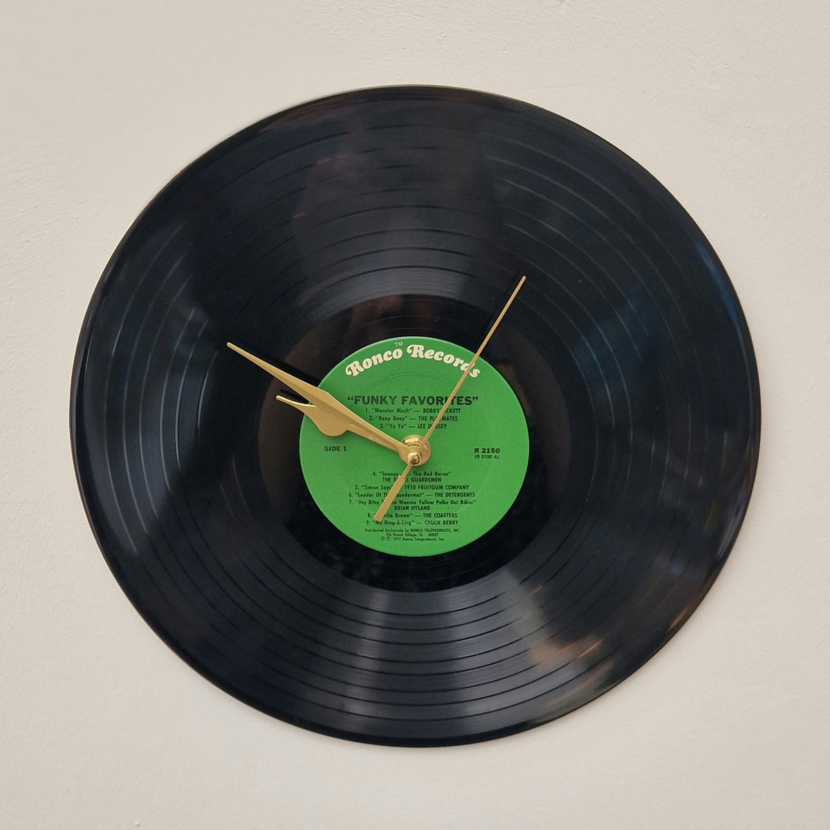 Handgemaakte vinyl wandklok | Origineel label | Gouden wijzers