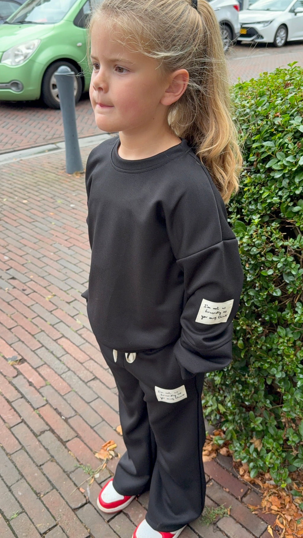Girls Comfy Sweater met Tekstpatch – Zwart & Kaki