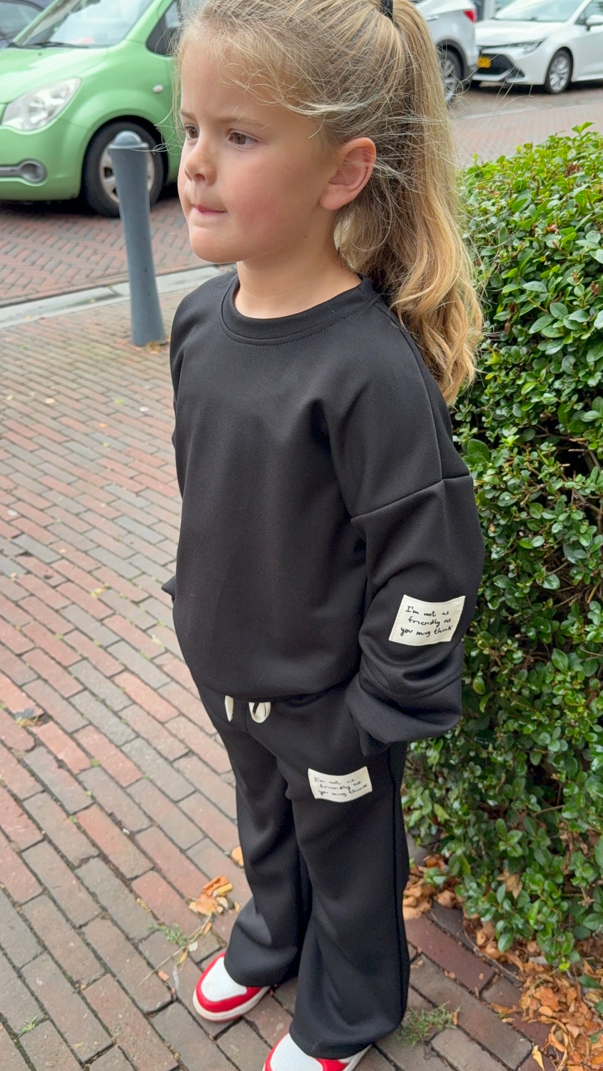 Girls Comfy Sweater met Tekstpatch – Zwart & Kaki