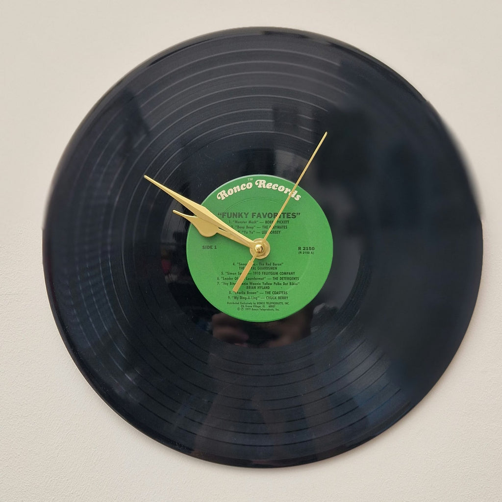 Handgemaakte vinyl wandklok | Origineel label | Gouden wijzers