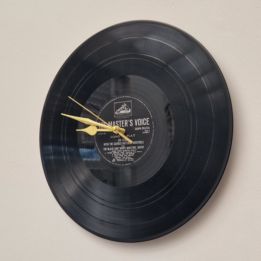 Handgemaakte vinyl wandklok | Origineel label | Gouden wijzers