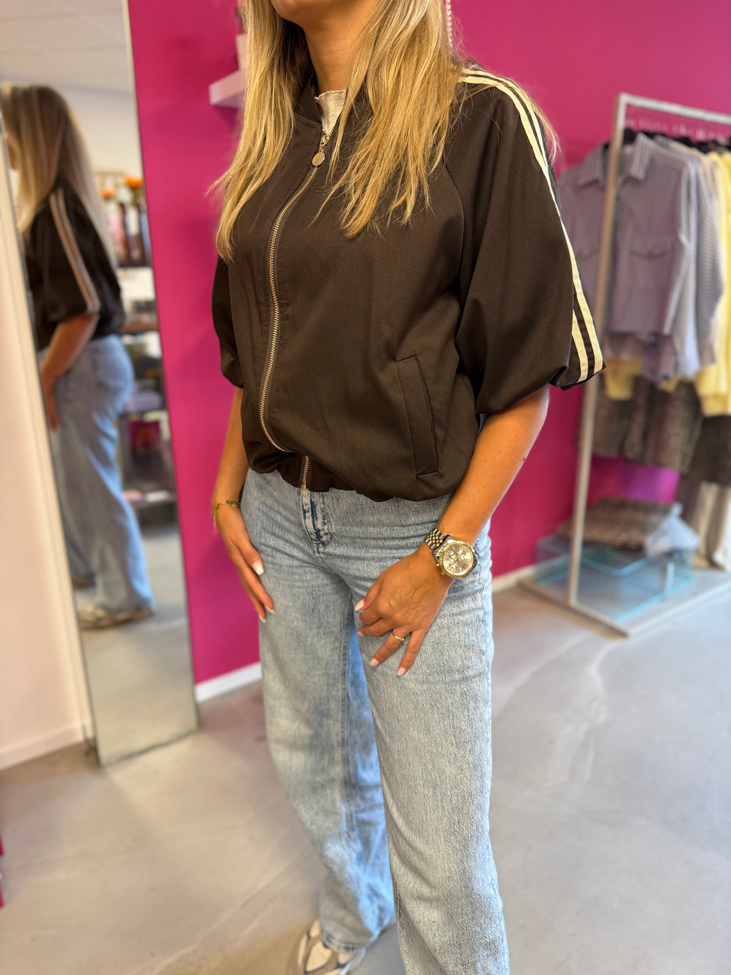 Bomber Shelly – Bruin