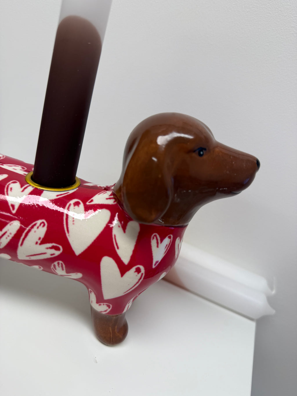Teckel kandelaar met hartjes – rood/bruin