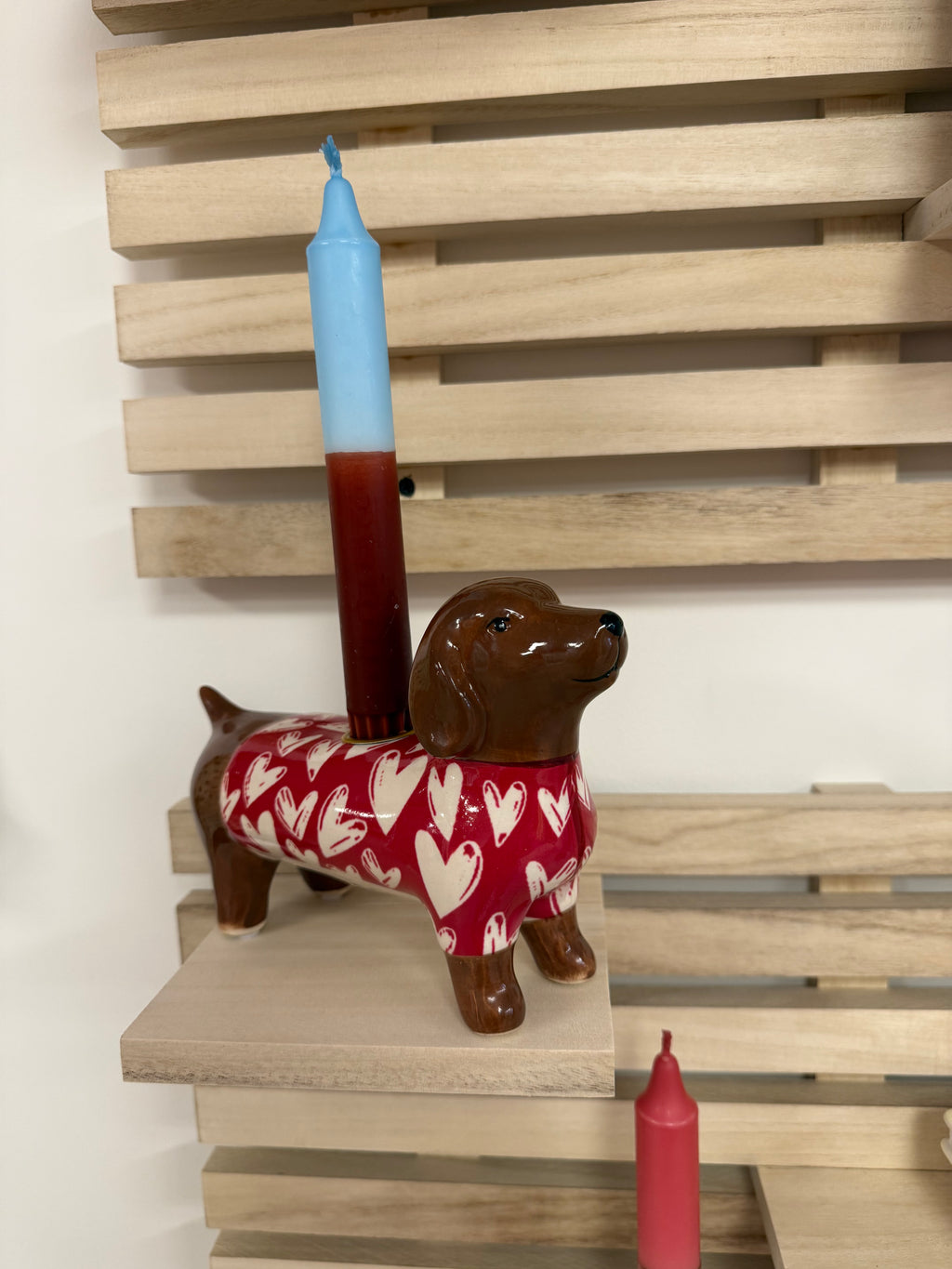 Teckel kandelaar met hartjes – rood/bruin