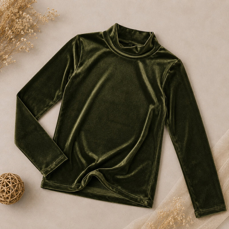 Armygroene velours coltrui voor meisjes met lange mouwen, zachte glanzende stof en opstaande kraag.
